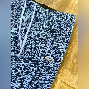 Nike 3/4 length periwinkle patterned workout pants